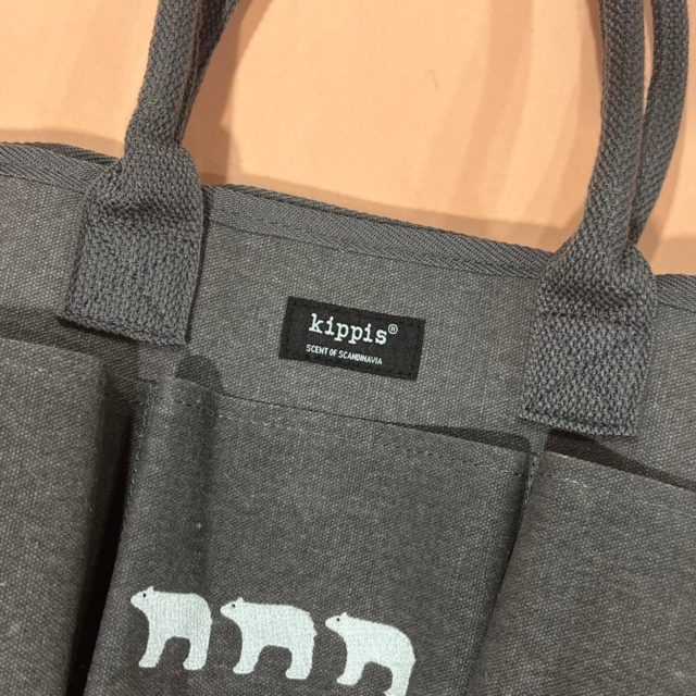 しろくまトリオが描かれたバッグ正面のデザイン