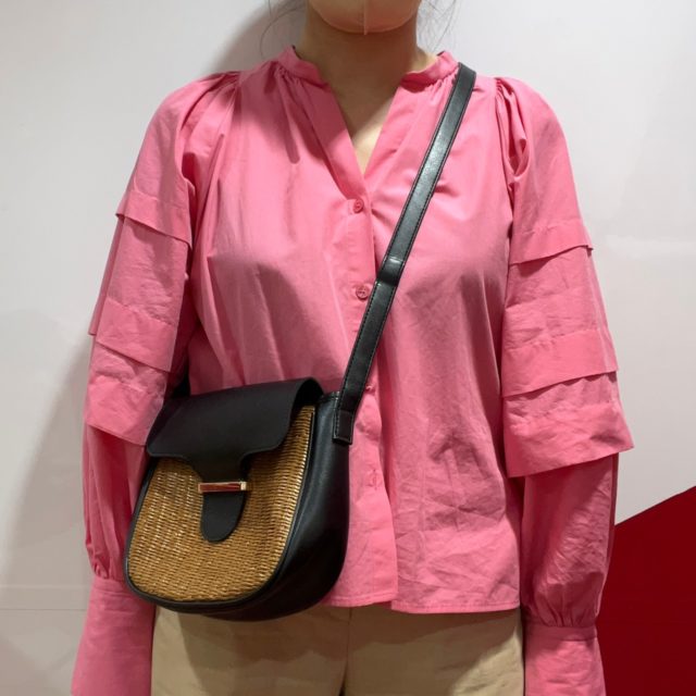 バッグを斜め掛けしている