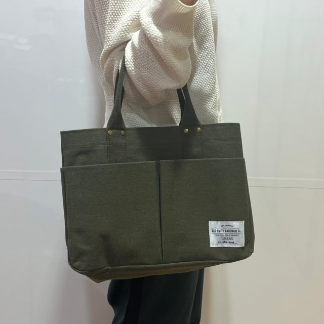 バッグのサイドを折り込んでコンパクトにした状態