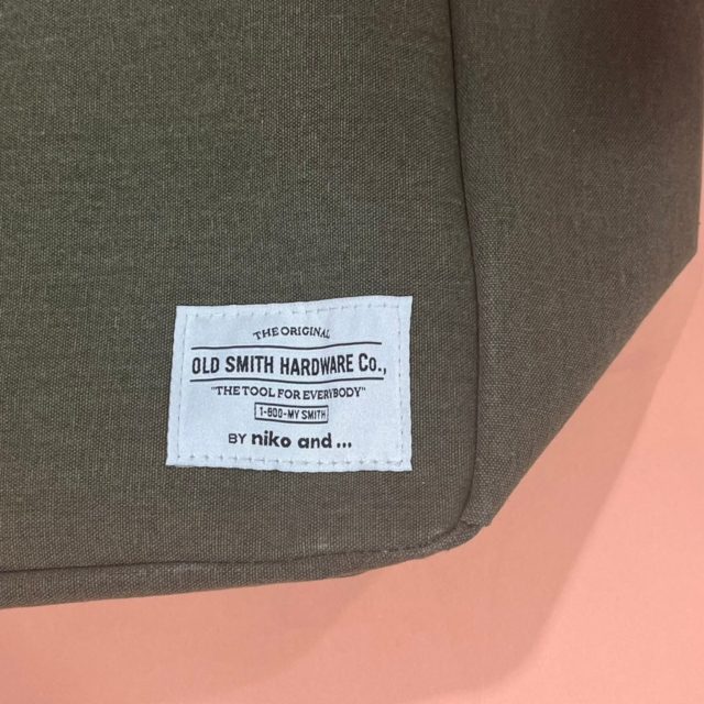 バッグ右下についているタグ