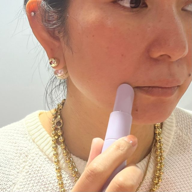 美顔器を口元にあてている