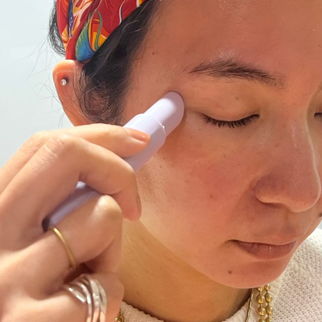 美顔器を目元にあてている