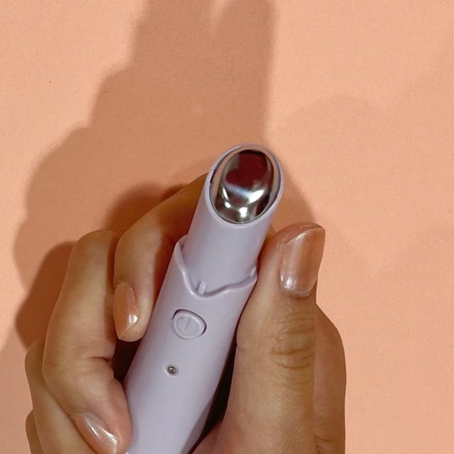 美顔器の金属部分を見せている