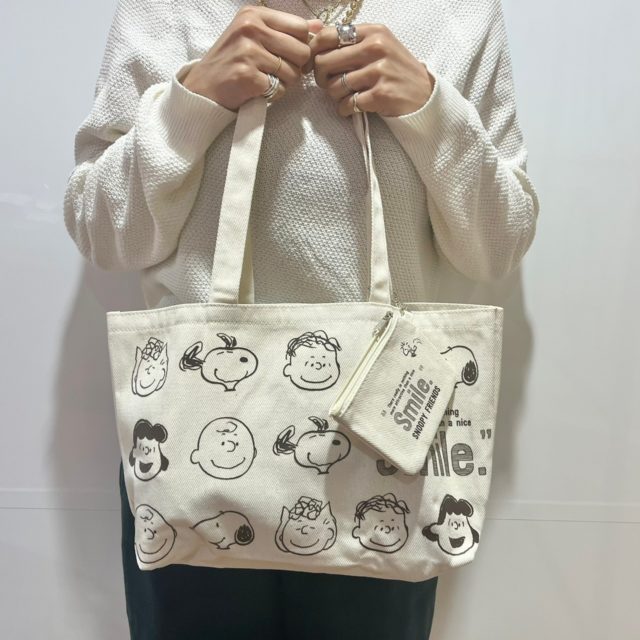 トートバッグを持っている