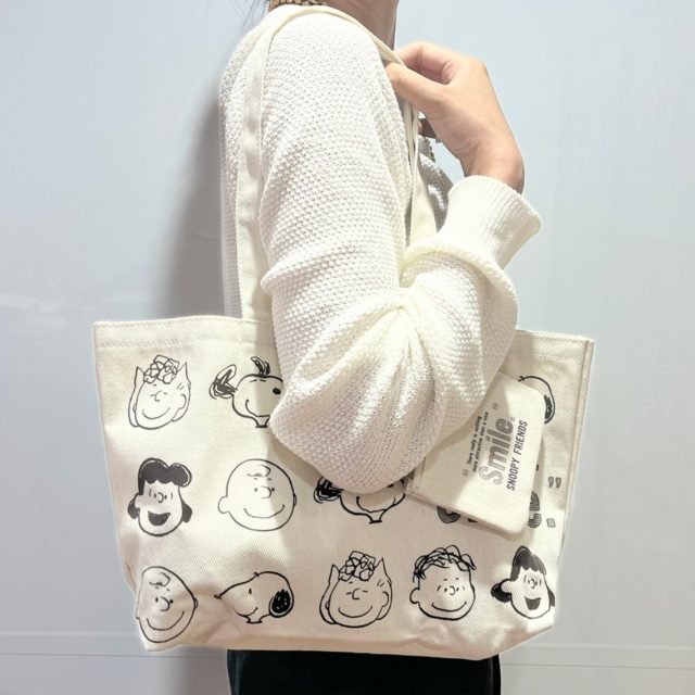 トートバッグを肩掛けしている