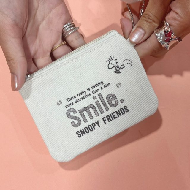 トートバッグについているミニポーチを取ってファスナーを開けている