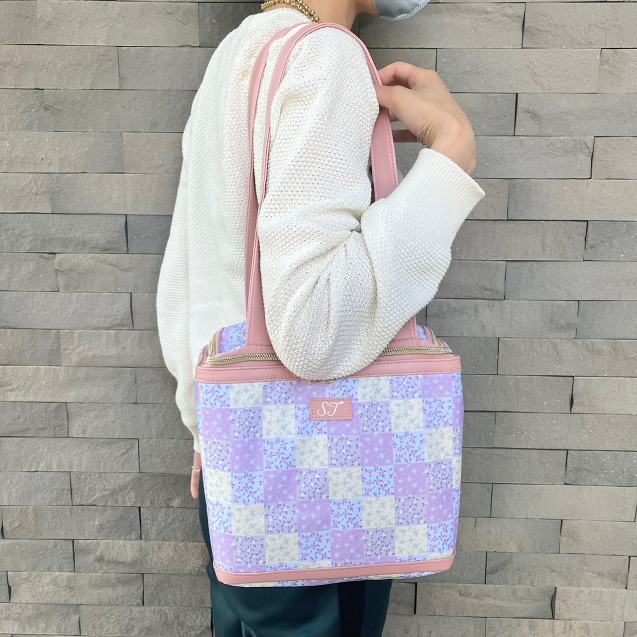 保冷保温ショルダーバッグを肩掛けしている画像