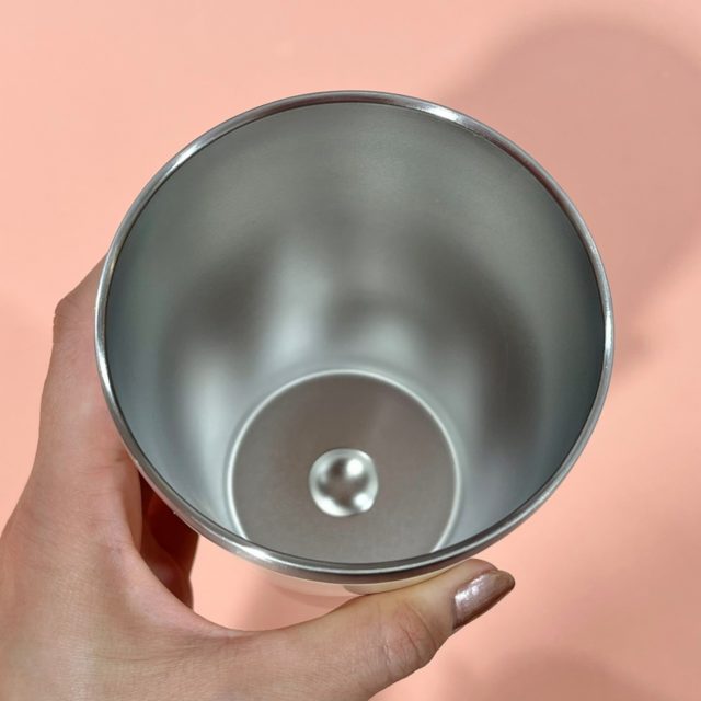 タンブラーの中身を見せている