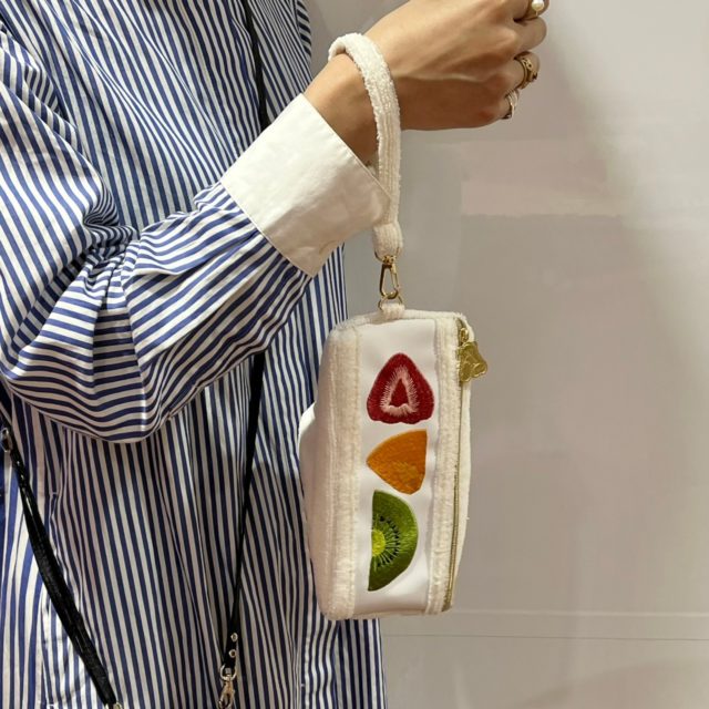 ストラップを使って手首にポーチを提げている様子