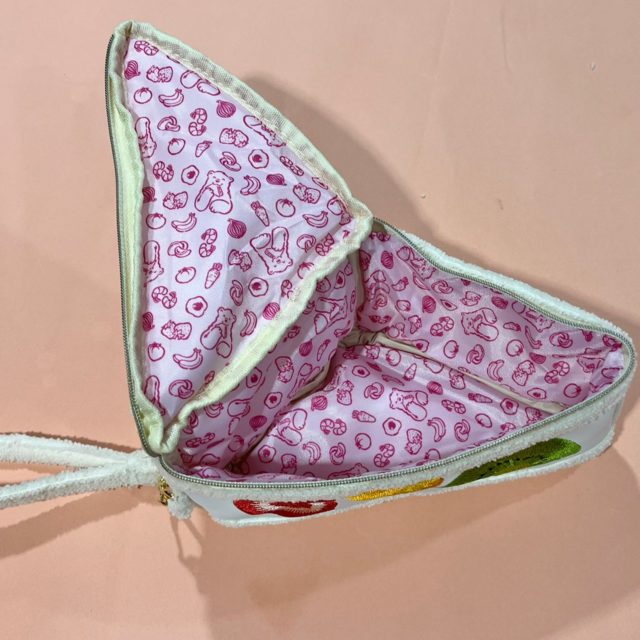 ポーチを開けてピンクの裏地が見えている状態