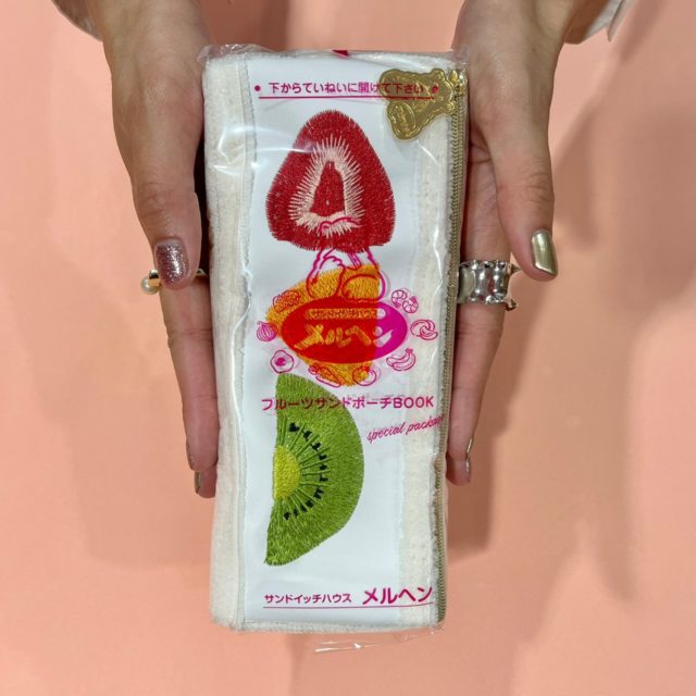 コンビニ限定版を両手で持っている様子