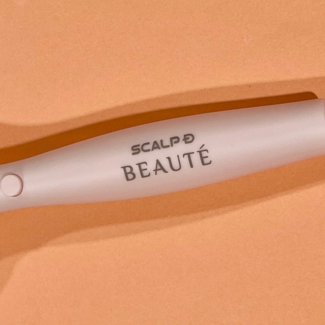 付録の電動ヘッドスパのロゴを見せている