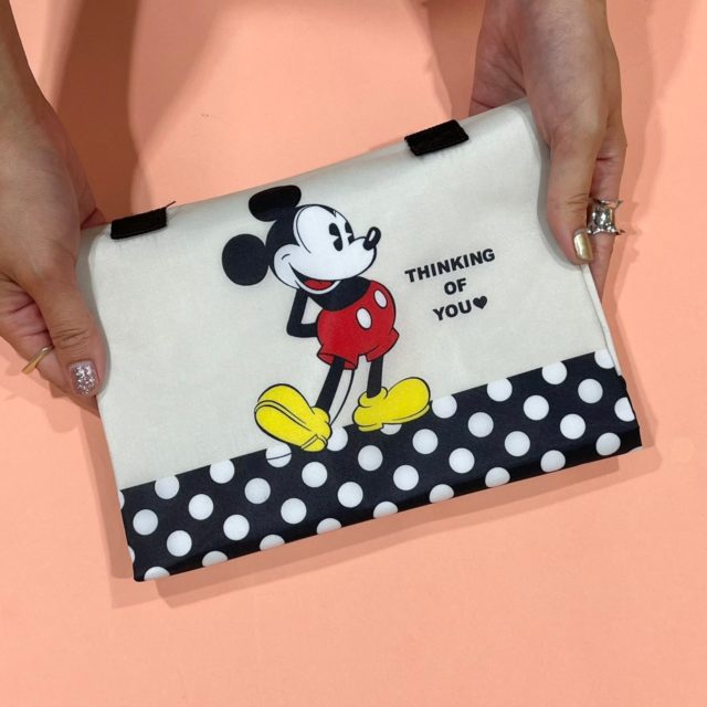 保冷バッグを小さく折り畳んでいる