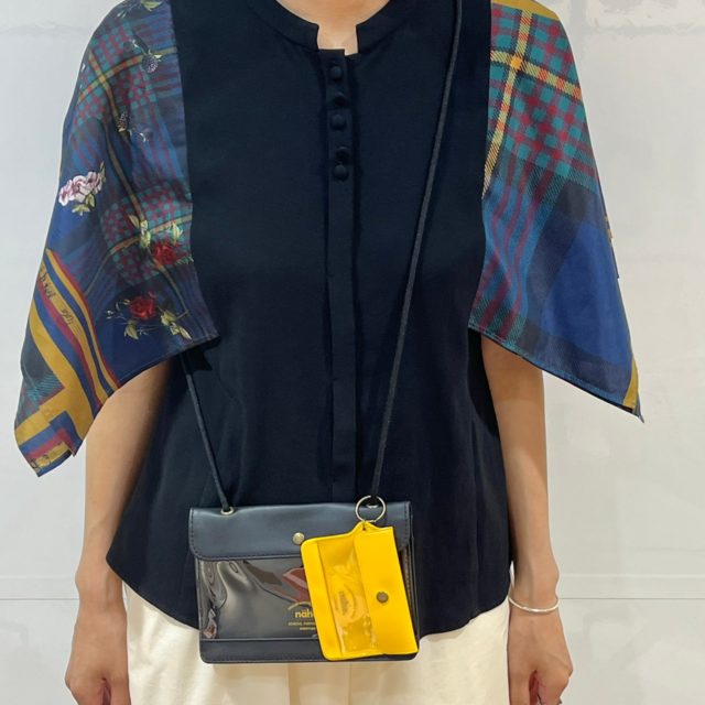 nähe ジェネラルパーパスケースとカードケースを身に付けた女性