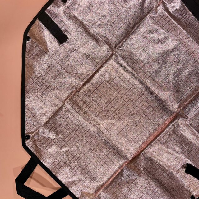 バッグを広げてアルミ側の方を見せている