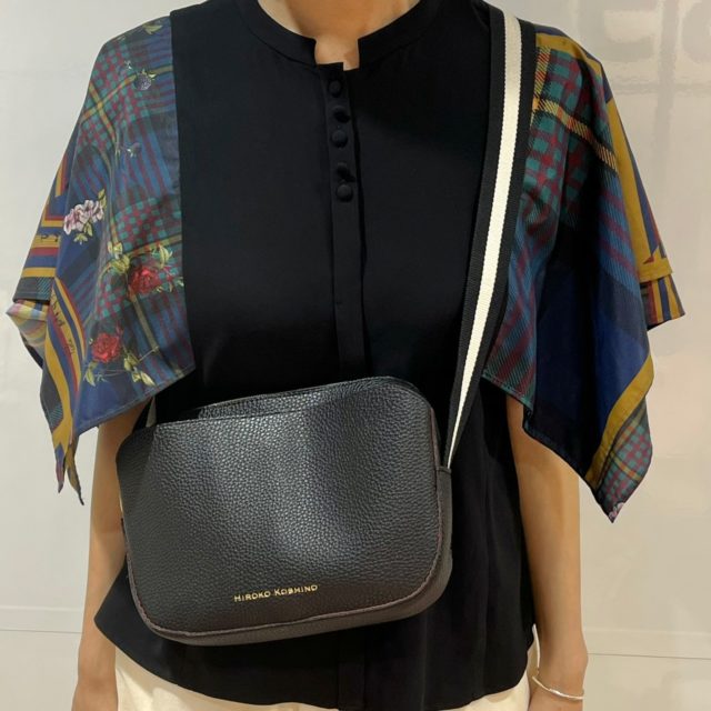 ショルダーバッグを肩にかけた様子