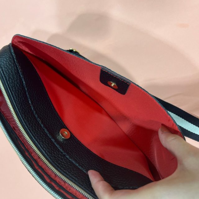 ボタンで開閉するフロントポケット