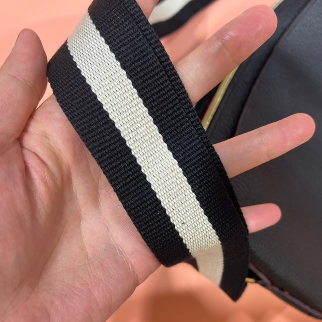 ホワイトのラインが入ったストラップ部分