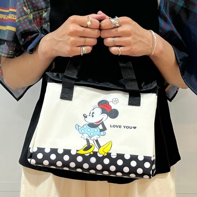 保冷バッグを持っている