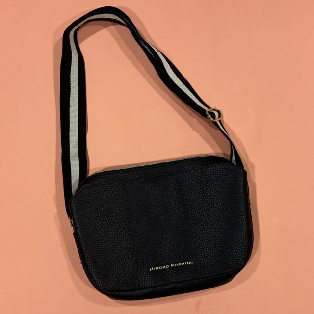 机に置かれたショルダーバッグ