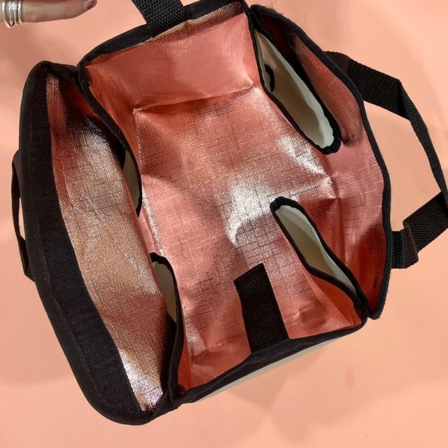 保冷バッグの中身を見せている