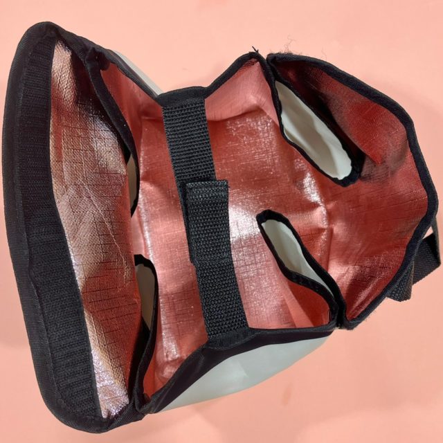 保冷バッグのサイドにある面ファスナーをくっつけている