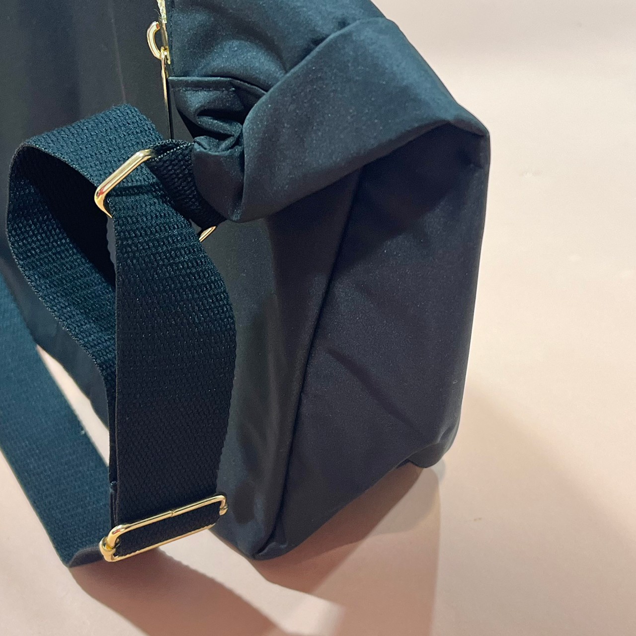 撥水・軽量ショルダーバッグのマチの広さが分かる底面部分の画像