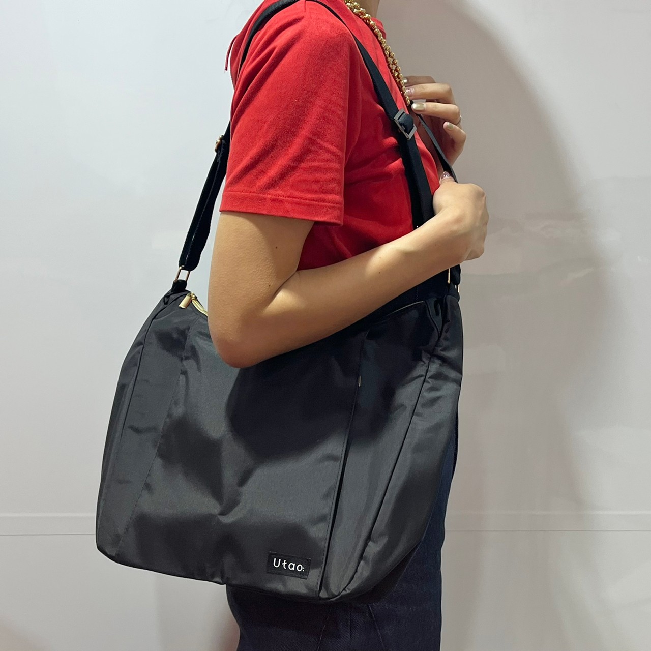 撥水・軽量ショルダーバッグを肩掛けした画像