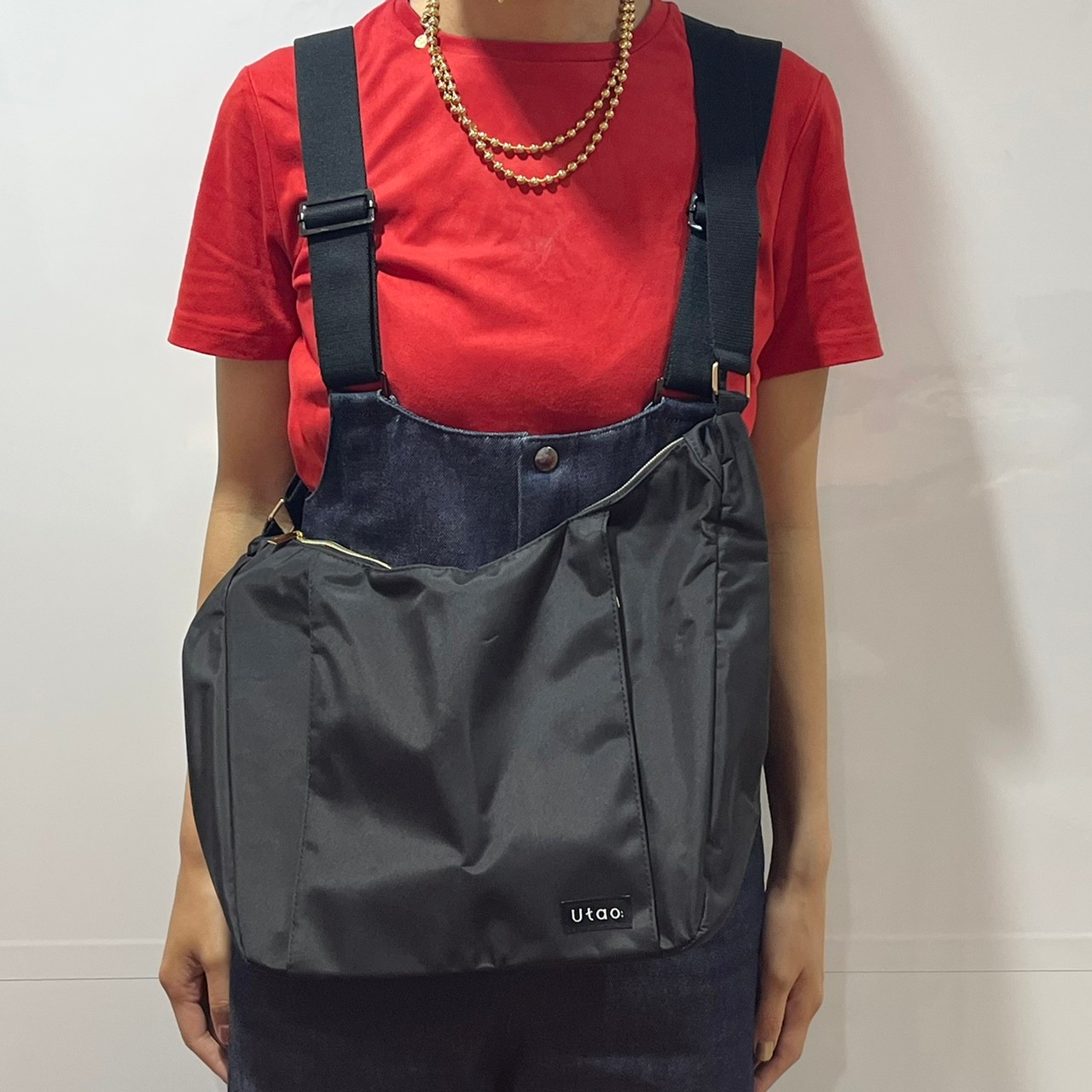 撥水・軽量ショルダーバッグを前掛けした画像