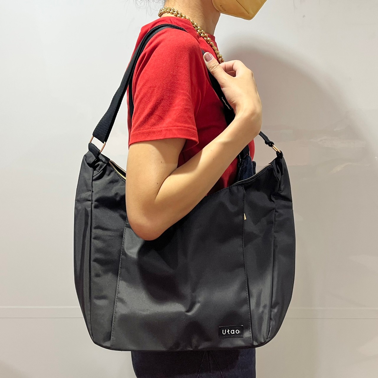 撥水・軽量ショルダーバッグを肩掛けした画像