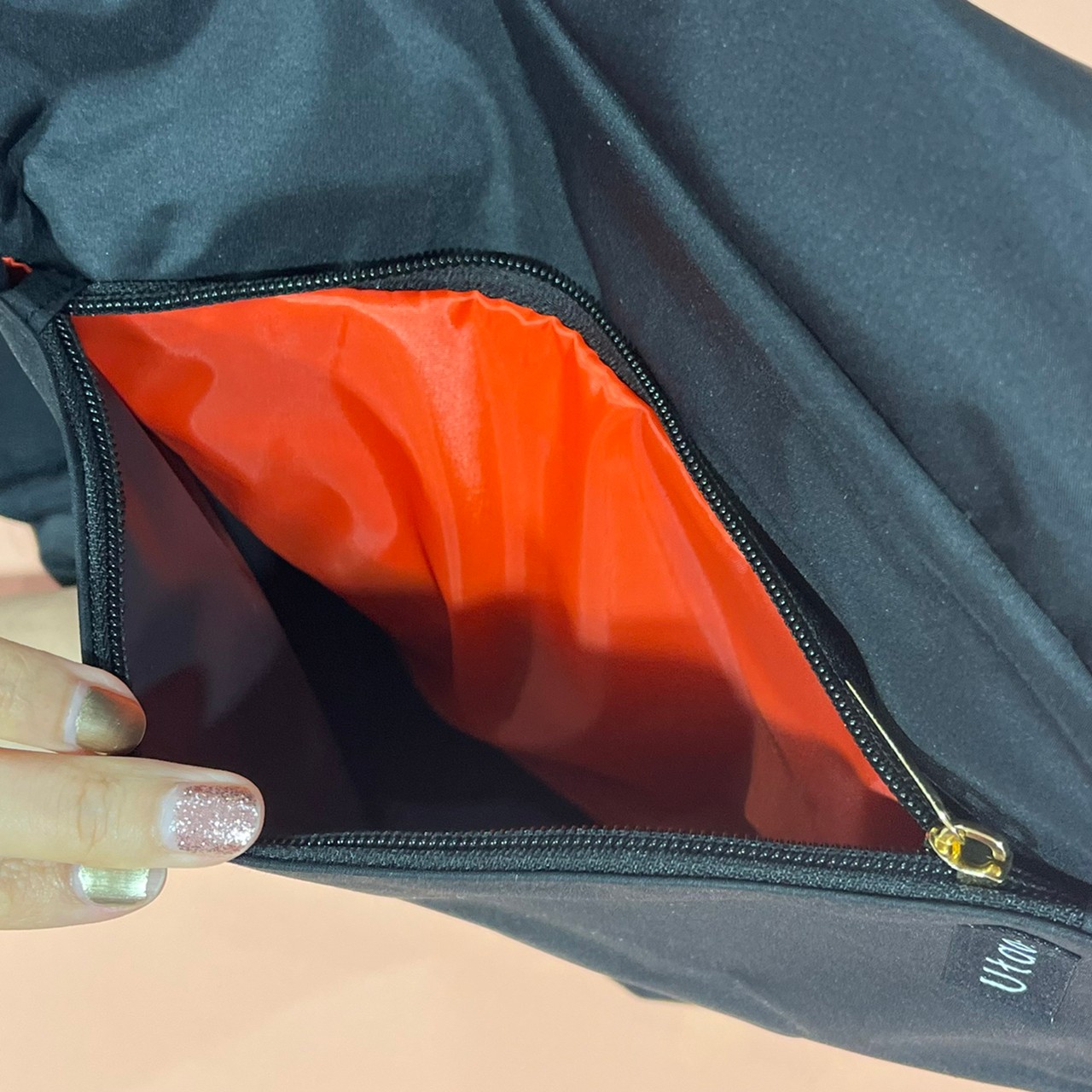 撥水・軽量ショルダーバッグのフロントポケット部分の画像