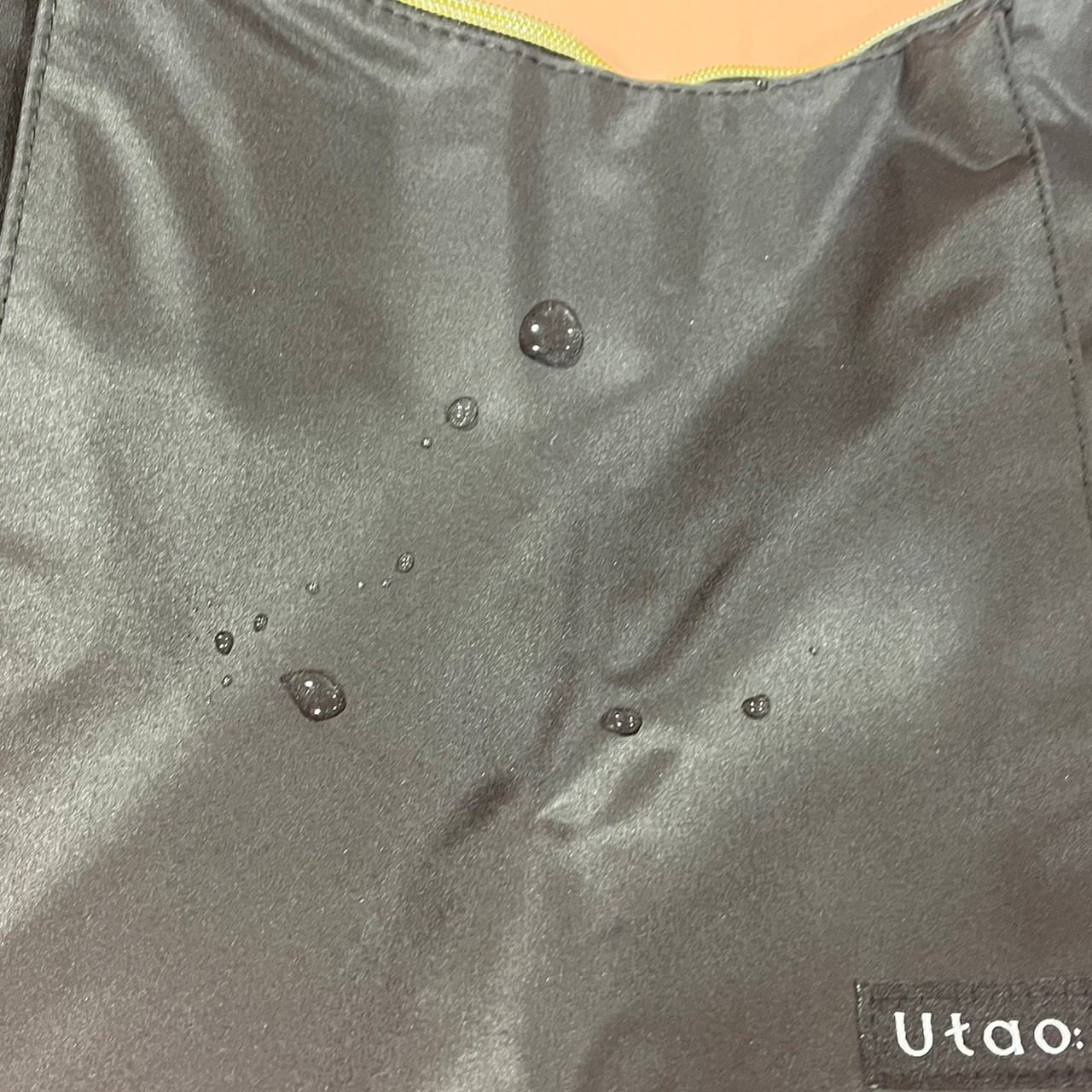 撥水・軽量ショルダーバッグの生地に水をかけた画像
