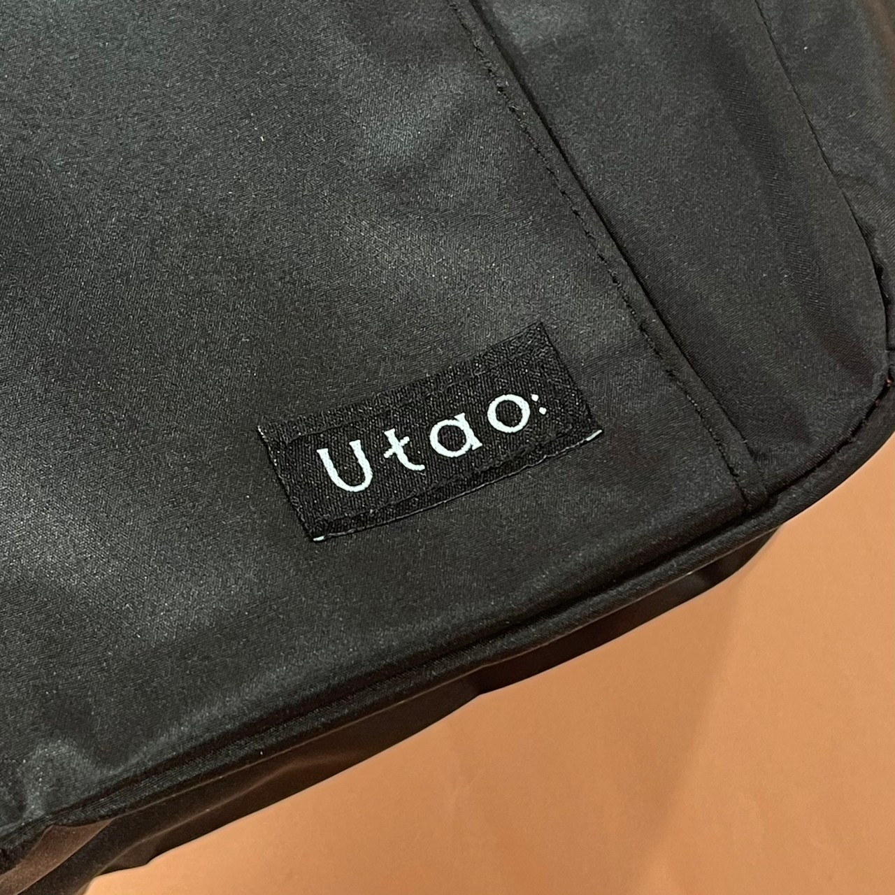 撥水・軽量ショルダーバッグのブランドロゴ部分のアップ画像