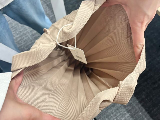 ベージュバッグ中