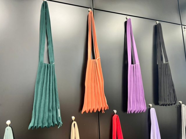 プリーツニットバッグ展示