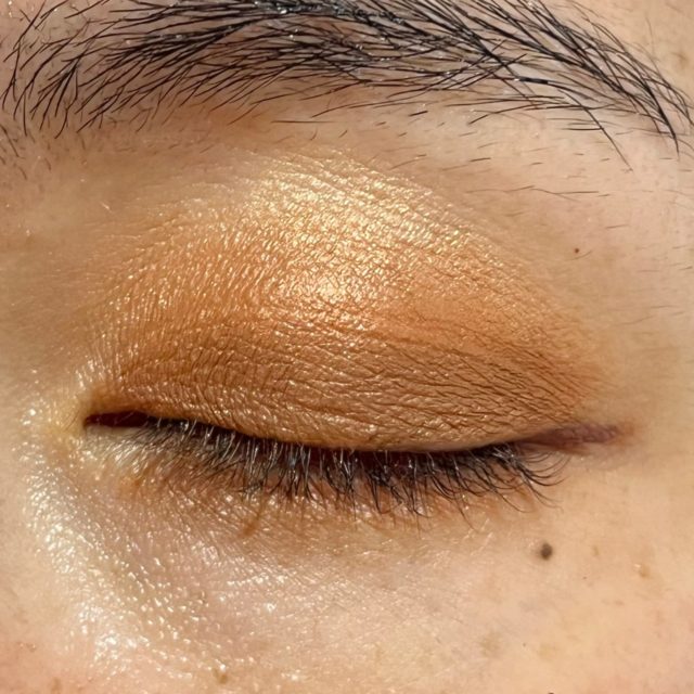 BR-9スキニーオレンジブラウンでメイクした目を閉じている様子