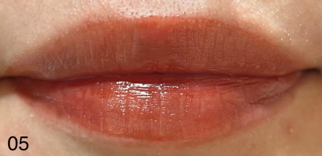 キスリップアーマーの05 ベイクドキャラメルを塗った唇