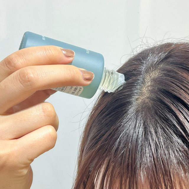 髪をかき分けながら1滴ずつ塗布します