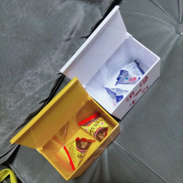 ミニチュア牛乳箱にお菓子を入れた様子