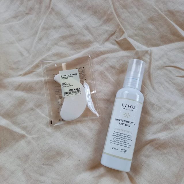 化粧水のボトルと並べて置かれたローションシート