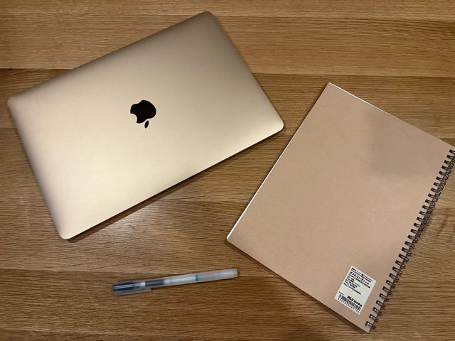 パソコンやペンと一緒に置かれた無印のリングノートb5