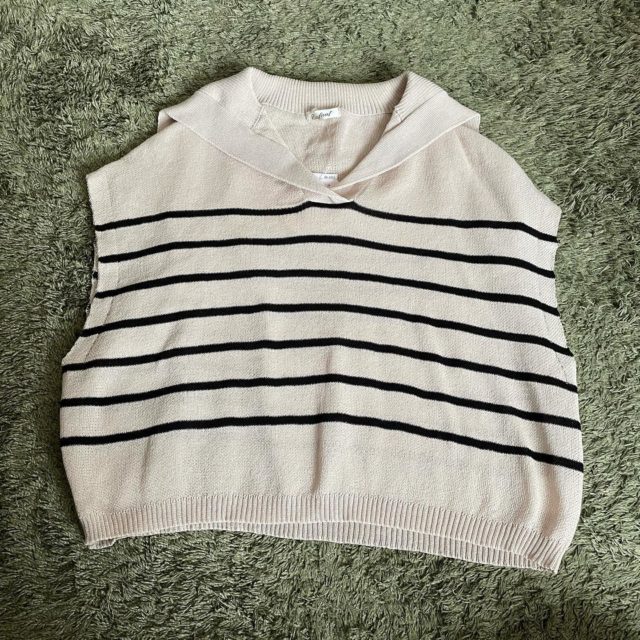 しまむらのエクリュの「セーラーボーダーニットベスト」の置き画