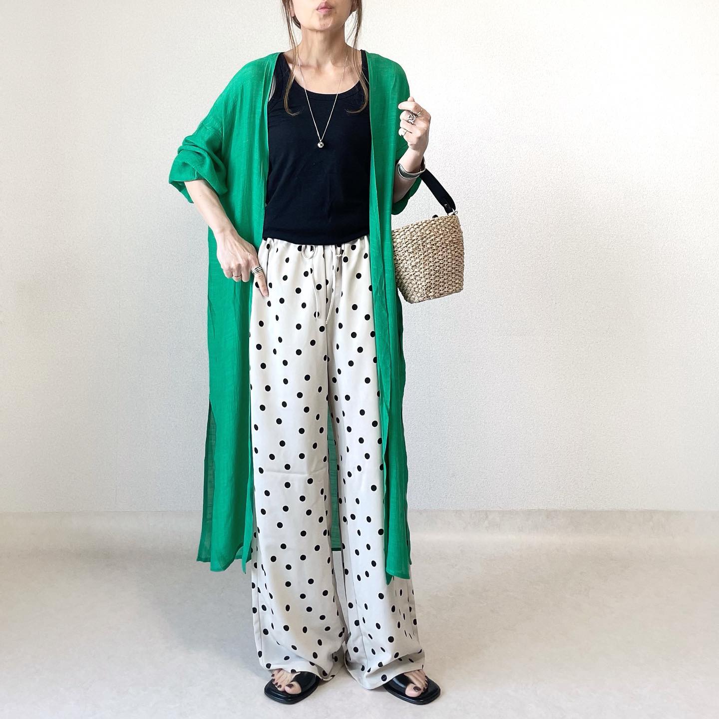 ロングカーディガンとインナーとドットプリントイージーパンツ、ナチュラルのコーデ画像