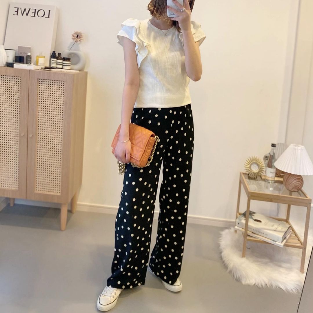 フリルTとドットプリントイージーパンツ、ブラックのコーデ画像