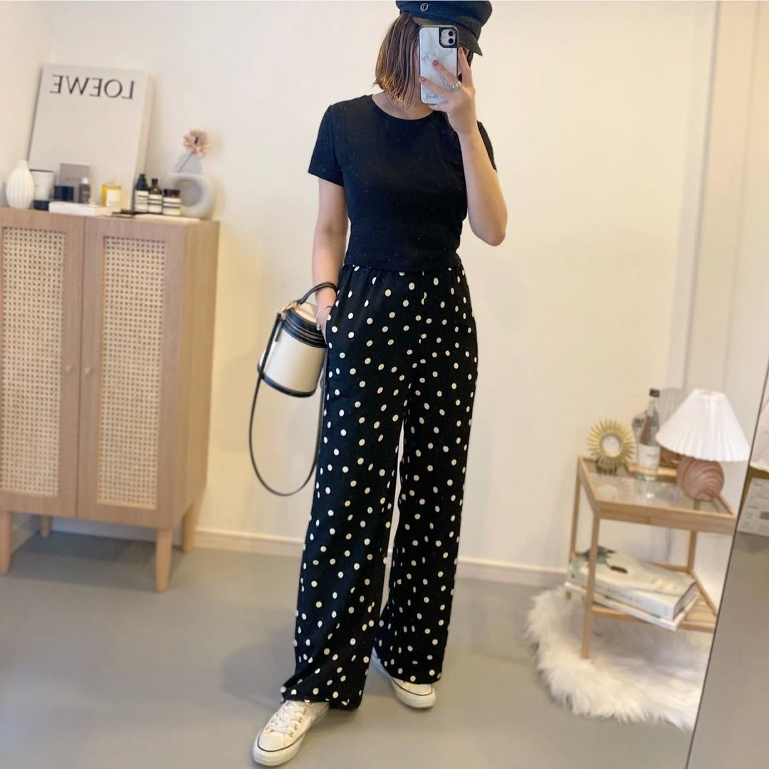 ミニTとドットプリントイージーパンツ、ブラックのコーデ画像