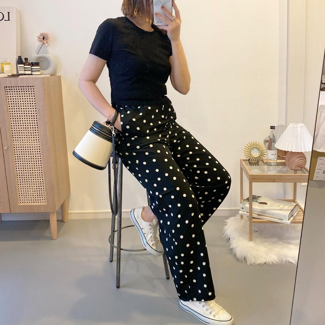 ミニTとドットプリントイージーパンツ、ブラックのコーデ画像