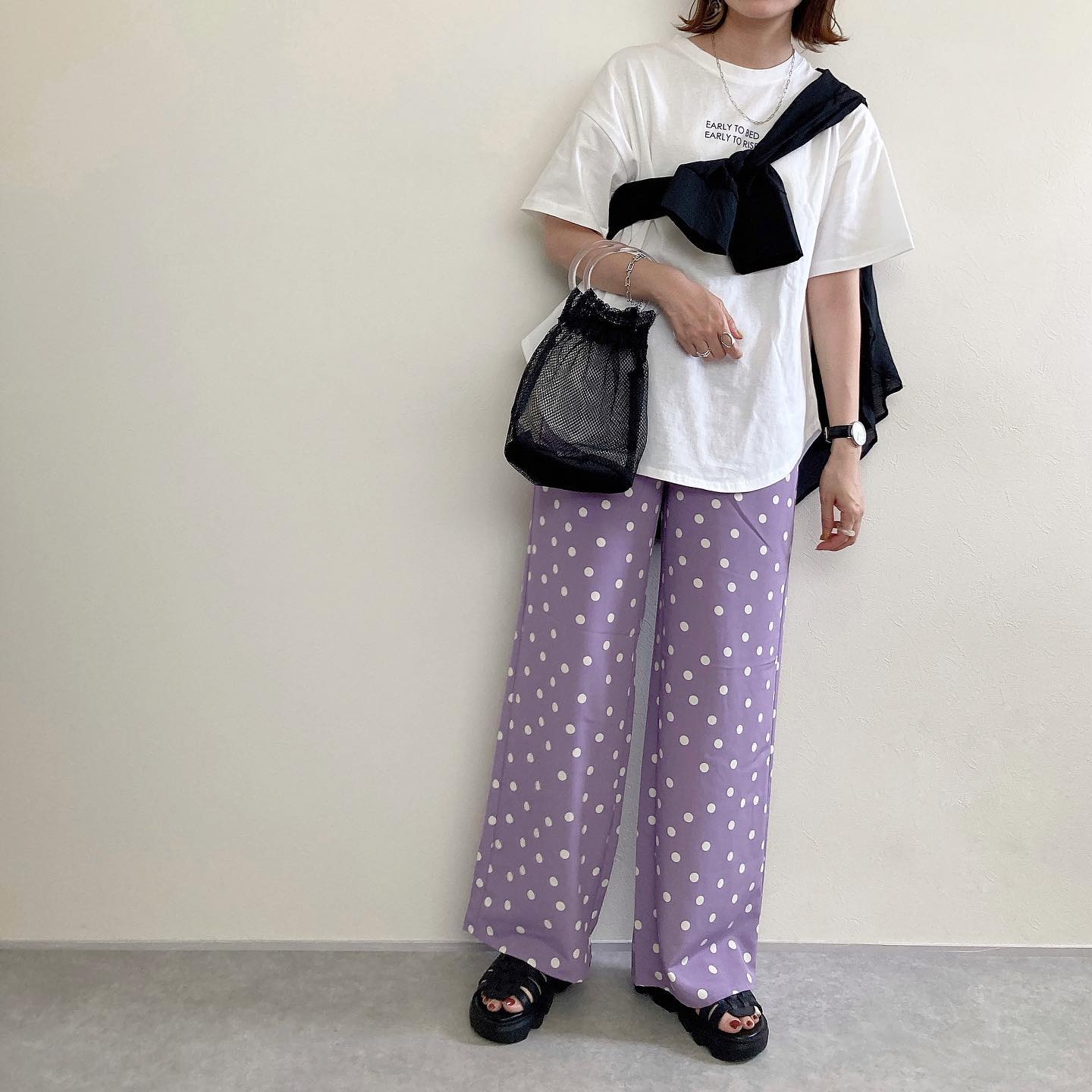 ロゴTとドットプリントイージーパンツ、パープルのコーデ画像