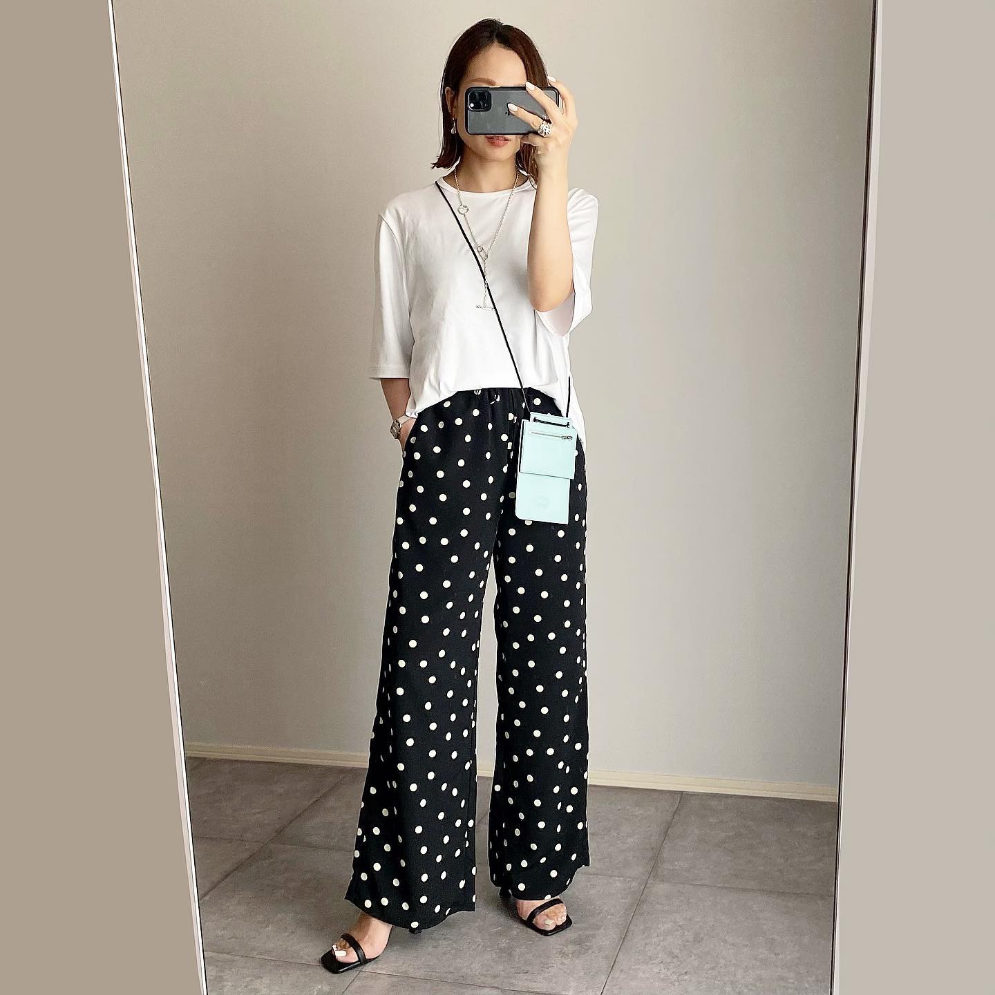 白Tとドットプリントイージーパンツ、ブラックのコーデ画像