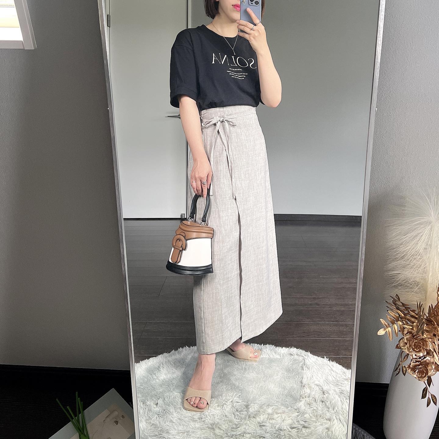 ロゴプリントT、ブラック×ラップスカートを合わせたコーデ画像