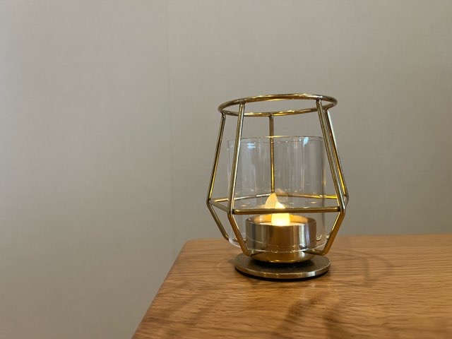 机の上に置かれたIKEAのキャンドルホルダー